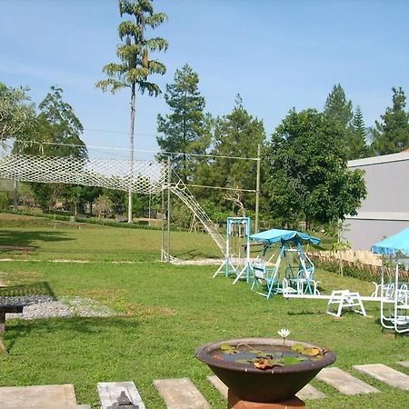 Villa Bukit Pinus Богор Экстерьер фото